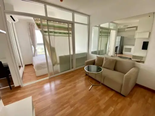 Urgent sale, The Trust Condo Ngamwongwan, beautiful room, simple decoration. The atmosphere is airy and comfortable. Buy it now. Hurry up..