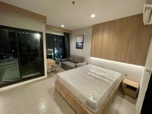 For rent: Life Asoke-Rama9. Beautifully decorated with built-in furniture and high-quality appliances. Book now!