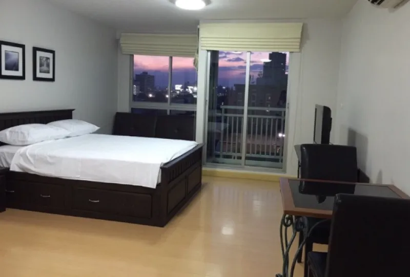 Rent / sell Condo Plus 38 Hip, beautiful view, complete with furniture, golden location, special price, no, can't book now.