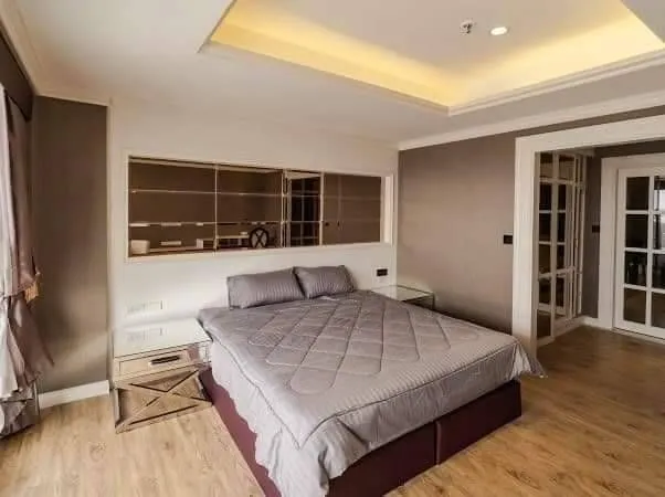 Selling State Tower condominium, overlooking the Chao Phraya River. The most beautiful day and night.