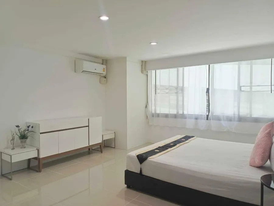 For rent, The Waterford Park Sukhumvit 53, fully furnished room. Soft and comfortable sofa The room is very spacious, book now.