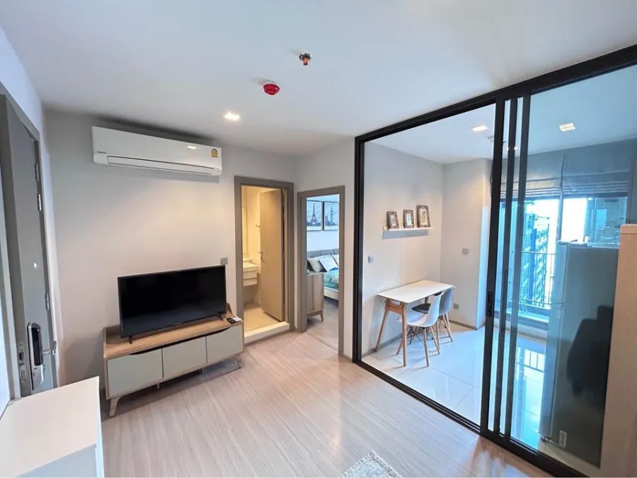 For rent Life Asoke-Rama 9, 24th floor, north side, beautiful room, fully furnished, ready to move in Bring your bag and come quickly.