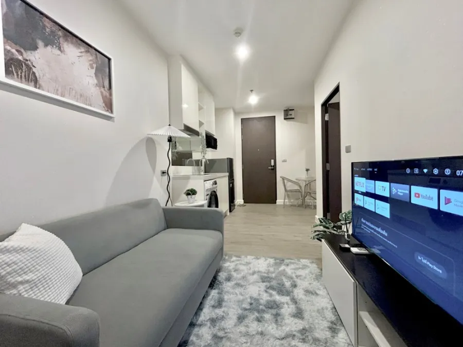 For rent: The Sky Sukhumvit, 4th floor, beautiful room, comes with complete decorations. Book now quickly.