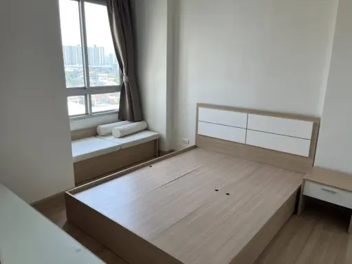 Selling a spacious condo at Centric Scene Ratchavipha. Enjoy ample living space at an unbeatable price. Buy now! Don't miss this opportunity.