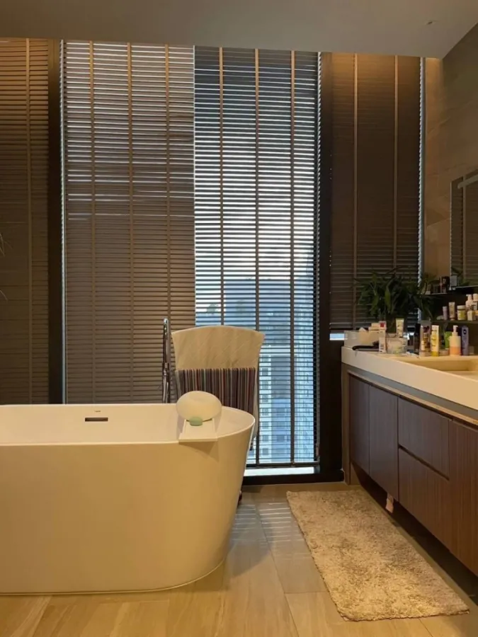 For sale, for rent!! Condo The Es at Singha Complex, Penthouse room, Rare Item, the most luxurious project next to MRT!!