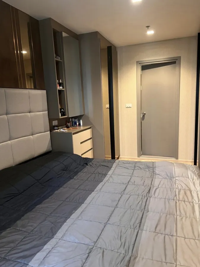 For sale Ideo Sathorn-Wongwian Yai. The room is decorated with simple, elegant furniture that looks expensive. Don't just look, reserve quickly.