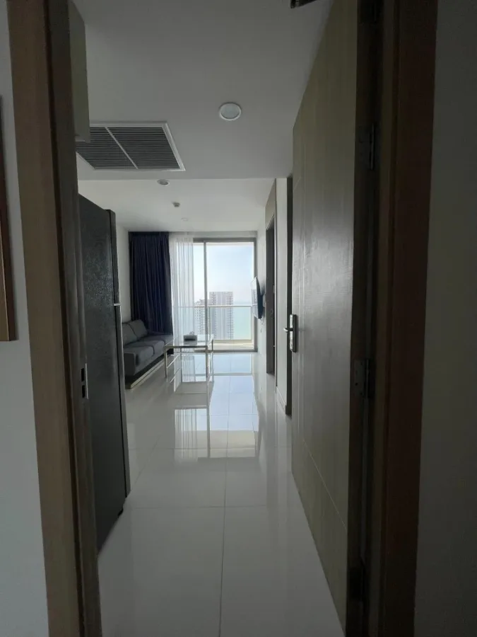 For rent, The Riviera Wongamat Beach (North Pattaya), very beautiful sea view. You can lie down and enjoy the view. Book now.