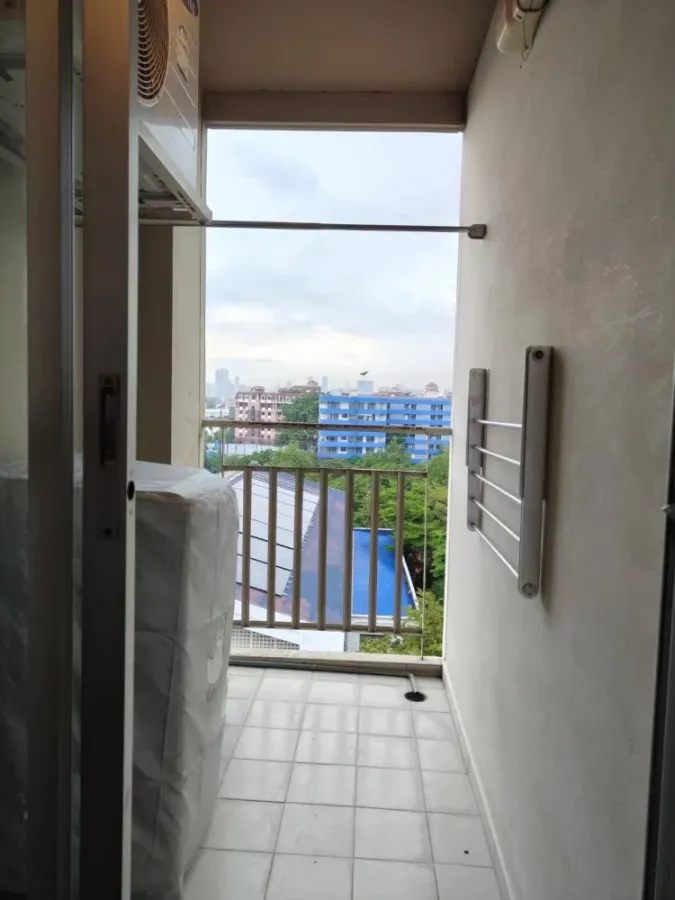 Selling Lumpini Condotown Bodindecha-Ramkhamhaeng. Nice unit on the 8th floor, great location, and complete amenities. Book now!