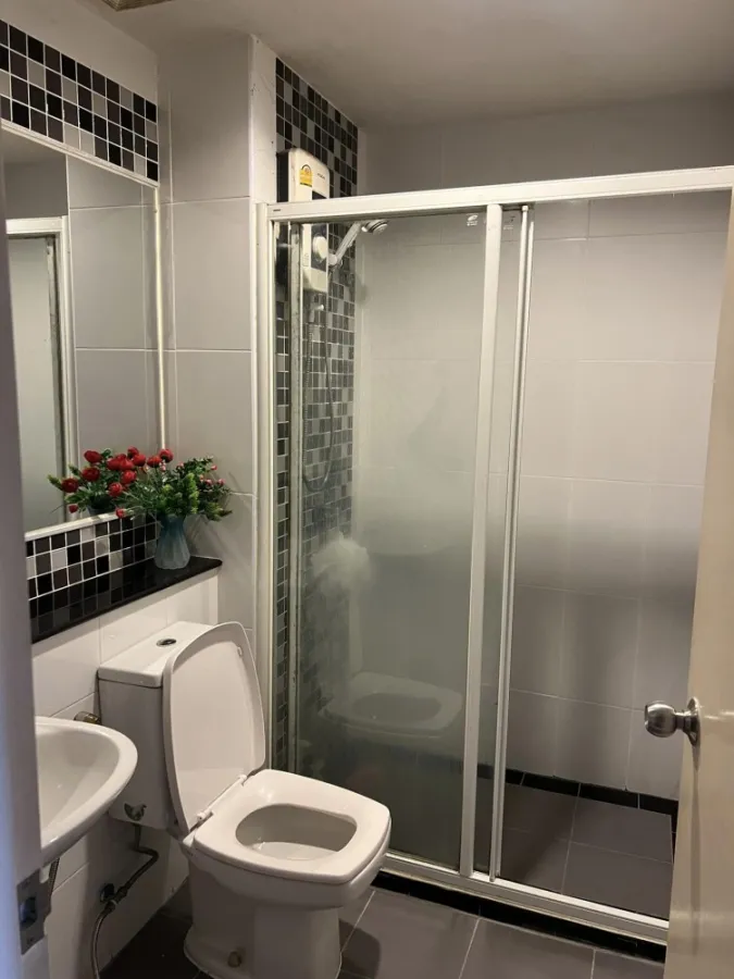 For sale: Regent Home 15 Chaengwattana, sixth room available, 14th floor, large sofa, very comfortable to sit and lie on. Hurry and reserve now.