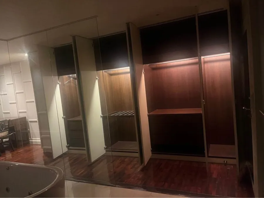 For sale or rent State Tower Condominium, luxury condo in the heart of the city. Decorated with good furniture, luxurious Buit-In, book now.