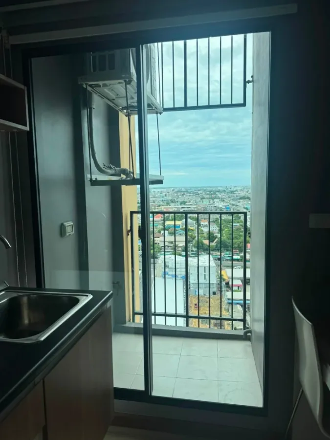 For sale: J Condo Sathorn-Kanlapaphruek, high floor unit with beautiful city views. Bedroom has built-in soundproofing panels for excellent sound insu