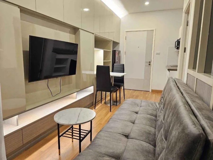For rent, Lumpini Place Ratchada-Sathu, 25th floor, high floor, built-in furniture. The entire room is full. Reserve now. Hurry.