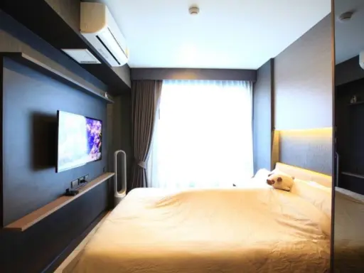 Condo for sale Metro Luxe Riverfront Rattanathibet. Big screen TV, king size bed, comfortable bed, hurry to reserve it.