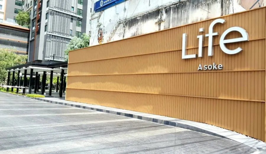For rent urgently!! Condo Life Asoke, newly renovated, fully furnished, don't miss it!!
