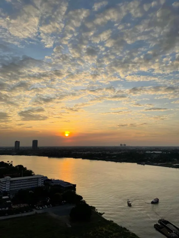 ว้าวว ห้องสวยมาก ได้วิวแม่น้ำเจ้าพระ พร้อมเห็นพระอาทิตย์ตกสวยๆ จองเลยที่ แมเนอร์ สนามบินน้ำ ให้เช่า