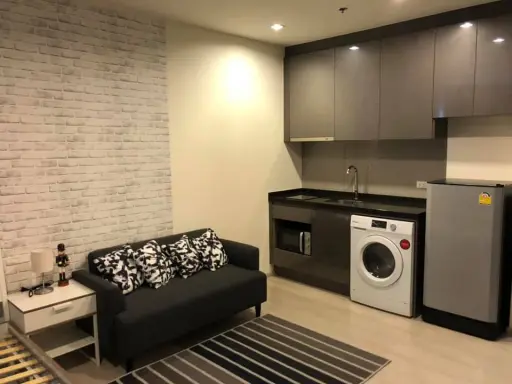 For rent, Rhythm Asoke, in front of the room, north, pool view, can see city view. I want to stay in a good room. Hurry up. images