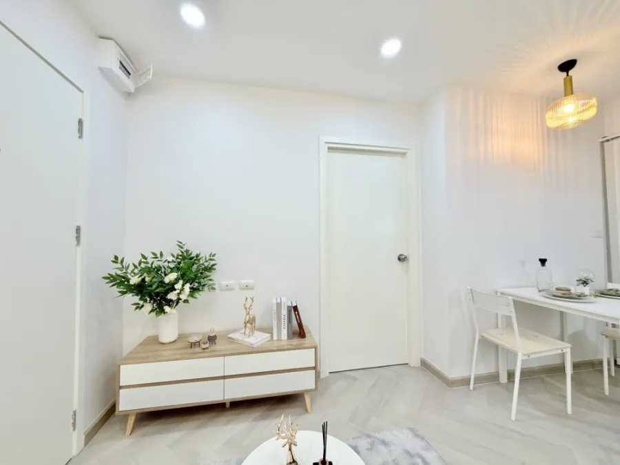 Selling Plum Condo Chaengwattana Station, Phase 2. Features include moisture-resistant and termite-proof SPC flooring, built-in cabinets for organized