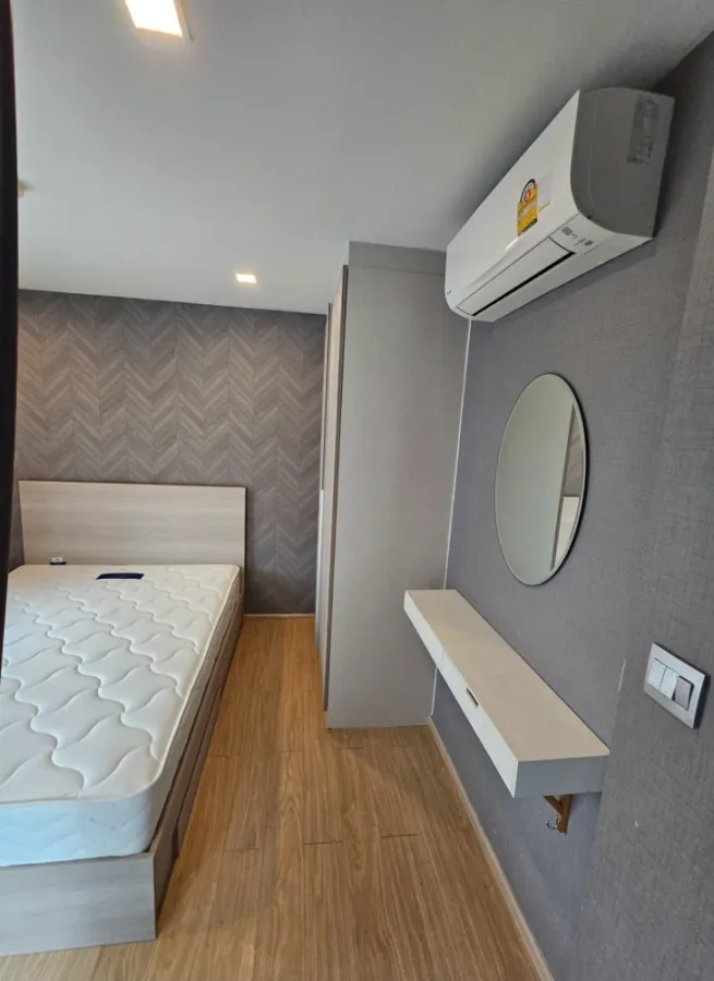 For sale, for rent, Winn Condo Phahon Yothin 52, quiet corner room, with awesome wallpaper throughout the room, very worth booking.