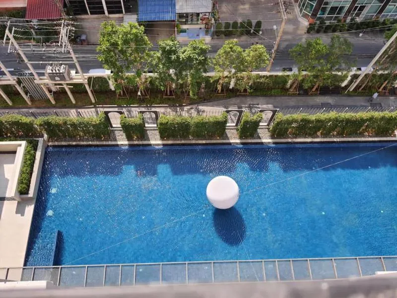 Condo sales down. Knightsbridge Collage Ramkhamhaeng Price is lower than the project page, beautiful room, pool view !!! Slow