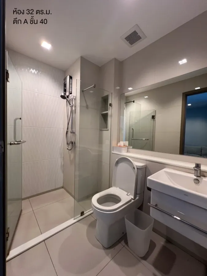 For sale: Life Asoke-Rama 9, 40th floor, very high, great city view, fully furnished, move in now, don't hesitate.