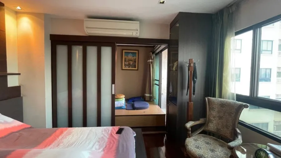 Selling a very spacious 3-bedroom, 3-bathroom condo at Lumpini Ville Phahol-Sutthisarn, complete with built-in furniture. Book now!