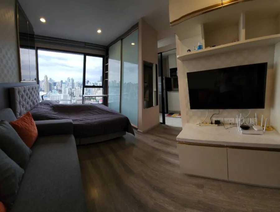 Condo for rent, Ideo Mobi Asoke, nice decorated room, 35th floor, good view, plus a low price. I was told that I had to reserve quickly.