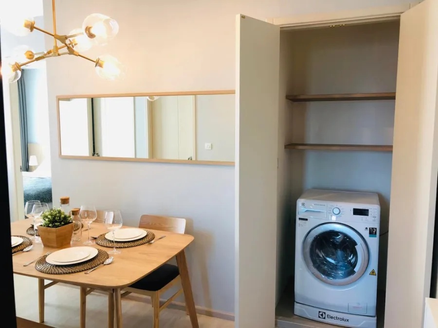 For rent Life Asoke, 15th floor, corner room, south, Asoke view, clear view, beautiful room, very livable, book now, don't wait.