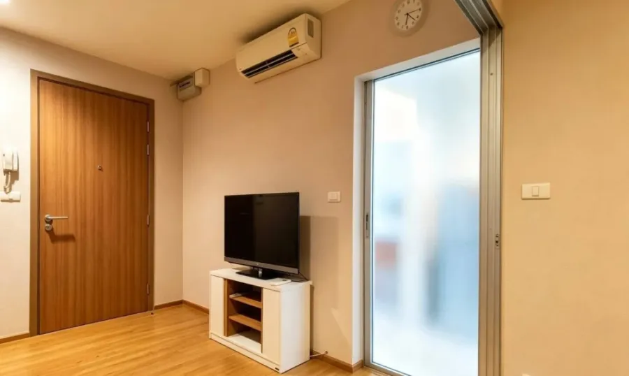 Selling a condo at Fuse Chan - Sathorn. The unit is partitioned into well-defined zones and comes at a great price. Book now! Don't miss out!