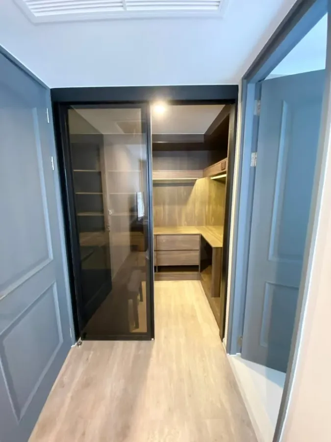 For sale Noble Above Ruamrudee ชั้น 8. Corner unit. ระเบียงใหญ่ ซื้ออยู่เองก็ดี ลงทุนก็ปัง จองเลย