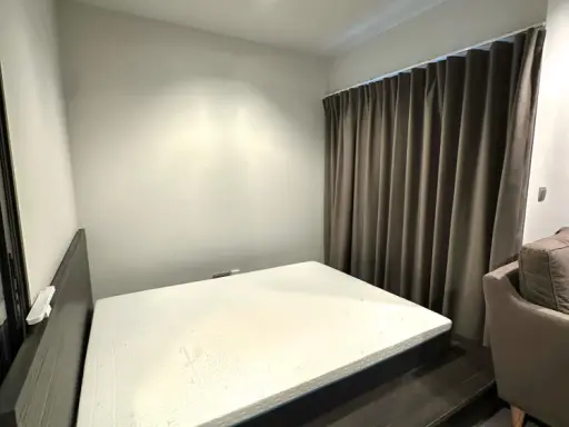 For rent: Life Asoke-Rama 9, very high floor unit, fully furnished with all appliances. Move in now! Don't hesitate.