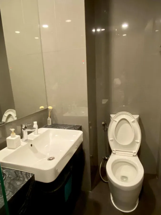 wowwww very nice room, stone-on-patterned wall Fully built-in, very livable, book now at Ashton Chula-Silom for rent.