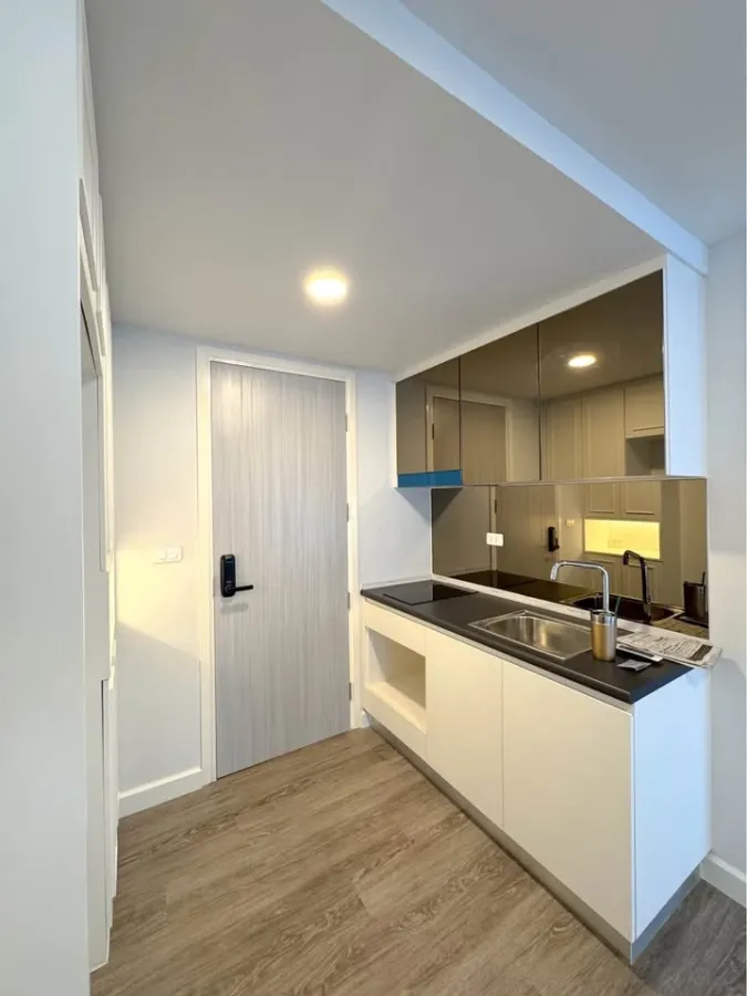 Urgent sale, Condo Flexi Sathorn - Charoen Nakhon, empty room, not expensive price, those who like to decorate rooms should not miss this.