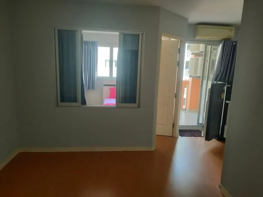 For sale: Lumpini Condo Town, Rattanathibet, 5th floor, not very high floor, separate rooms. Don't just look, hurry and reserve now.