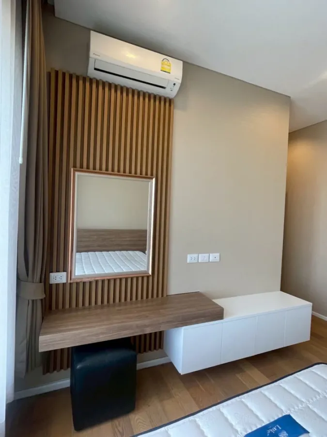 ให้เช่า The saint residences ห้องหัวมุม ระเบียงหันทางถนนใหญ่เห็นวิวรถไฟฟ้า จองแล้วจะไม่ผิดหวัง