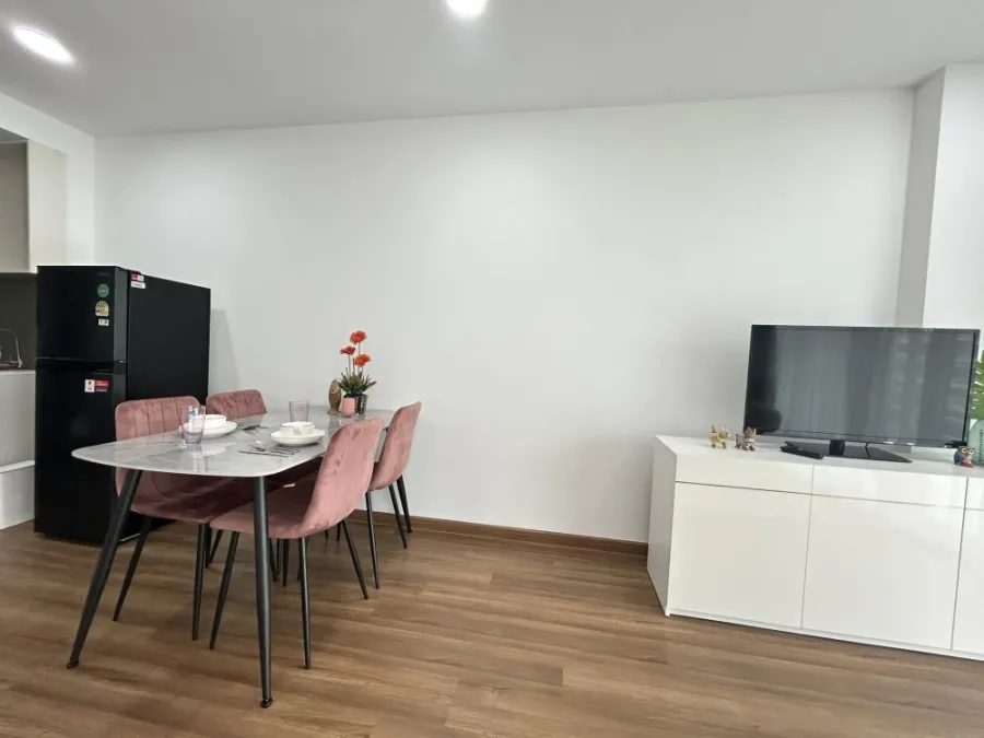 For rent, Jomtien Sea View Condominium 5, next to Dongtan Beach, can walk to, large room, wide balcony, can see the sea, must book.
