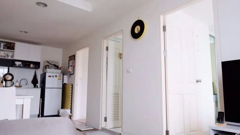 Condo for rent, The kris 17, has a fitness center and a communal swimming pool, near MRT Sutthisan station, 500 meters, very convenient.