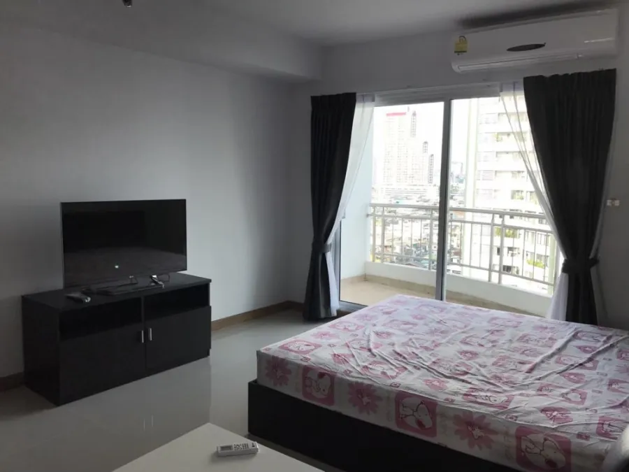 Condo for rent, Supalai River Resort, north side, studio room. View of the Chao Phraya River. Don't wait.