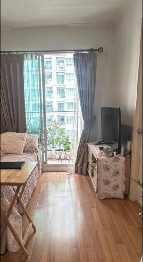Selling Lumpini Park Riverside - Rama 3, 1 bedroom, 1 bathroom unit with high-quality built-in furniture. Book now!
