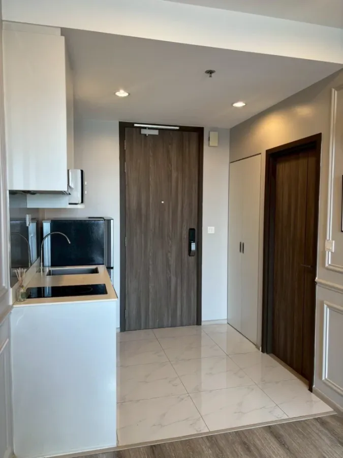 For sale: Ideo Mobi Sukhumvit 66, with a clear, open city view. The room has a spacious usable area. Hurry and reserve now!