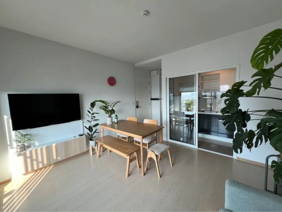 For rent: The Tree Sukhumvit 71-Ekkamai, corner room, windows all around. Beautiful view, no buildings blocking it. Hurry and reserve before the room