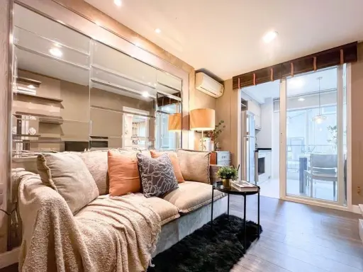 For sale: The Crest Sukhumvit 49, a luxurious Buit-In decorated room, very beautiful and livable. Good furniture, don't miss it.