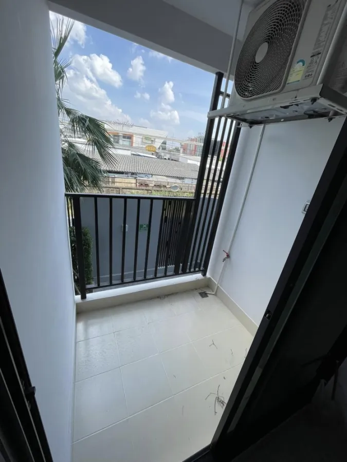 Hi Seacon Station for sale, 2nd floor, quiet room with furniture. Convenient travel. If interested, book now.