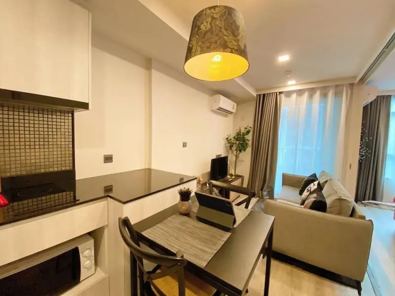 อย่าพึ่งเลื่อนผ่าน!! For rent Maestro 19 รัชดา ผนังติดวอล สวยมากๆ ห้องใหญ่พื้นที่เยอะ ห้องดีต้องจอง
