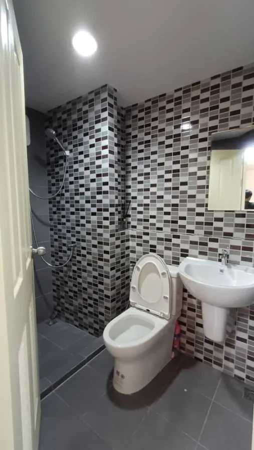 For rent: D Condo Rattanathibet, ready to move in, fully furnished, built-in furniture in the room, just bring your own stuff and move in. Hurry and b