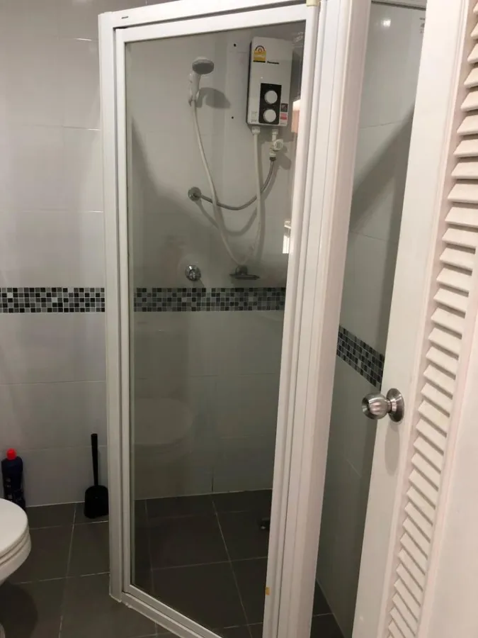 Urgent sale, Condo Sense of London, it's worth buying by yourself. Or rent it privately, the sound is not loud, hurry to reserve