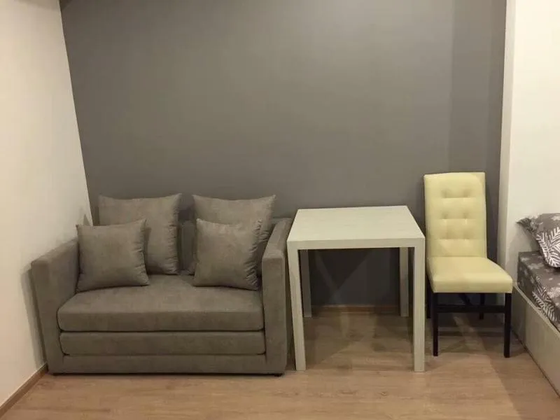 For rent, Ideo Q Chula-Samyan, 20th floor, pool view, built-in furniture. Separate kitchen, book now!