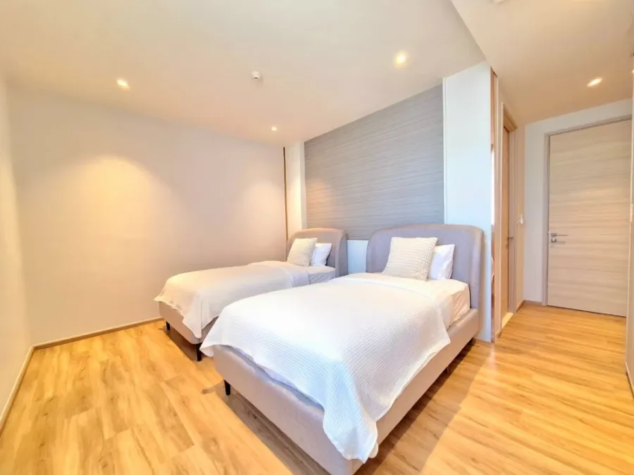 Bearing Residence for rent, spacious room, lots of usable space, great price, hurry and book now.