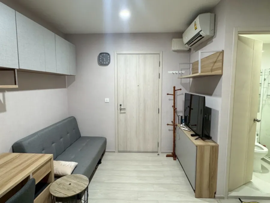 For rent: Life Asoke condo, 31st floor, beautiful view, fully furnished, with a private workspace. Extremely convenient location, perfect for working