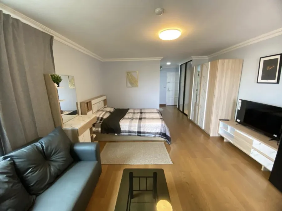 For rent: Sunshine Condo, corner room, many windows, not stuffy, book now before you miss out++
