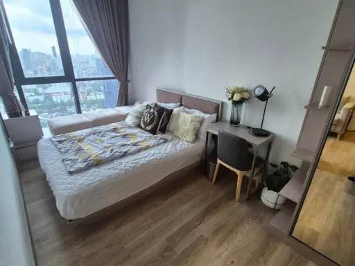 For rent: Oka Haus Sukhumvit 36, comfortable room, not cramped or stuffy, fully furnished, move in now, don't hesitate.